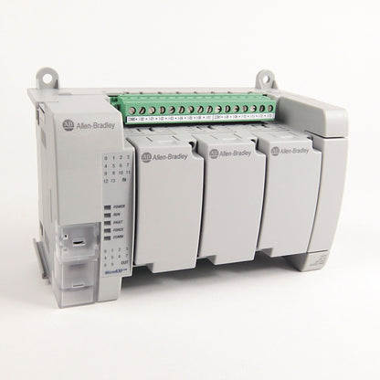 Vista frontal del PLC Allen-Bradley Micro 830 2080-LC30-24QBB mostrando 14 entradas y 10 salidas digitales, terminales de conexión y puertos de comunicación