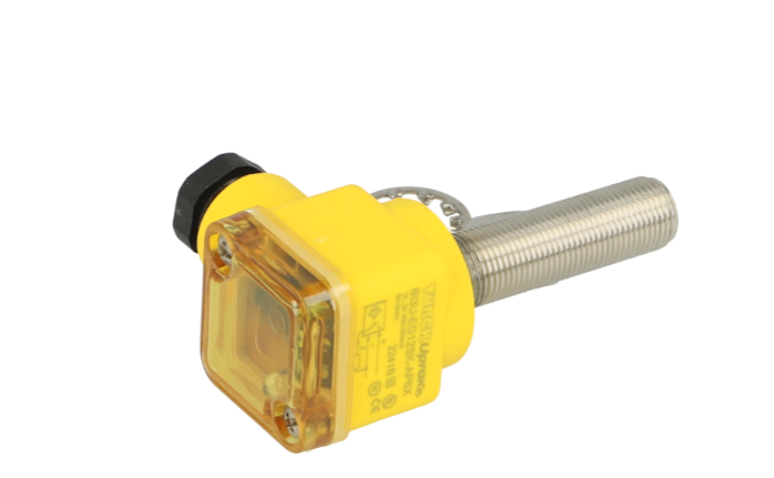 Vista lateral del sensor inductivo Turck BI3U-EG12SK-AP6X M12 con cámara de terminales integrada y tuercas de fijación incluidas